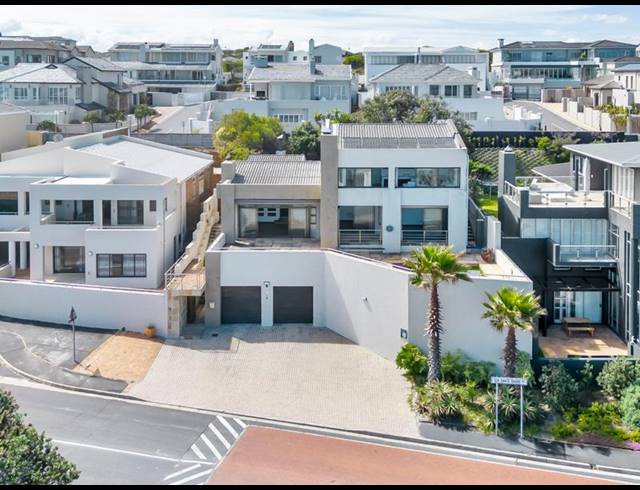 4 BEDROOM HOUSE FOR SALE IN BLOUBERGSTRAND